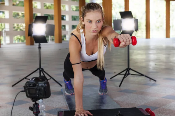 Jonge sport vrouw blogger maken van een video 's — Stockfoto