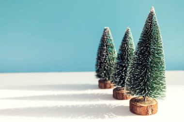 mavi bir arka plan karlı Noel ağacına