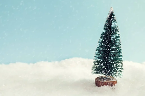 Arbre de Noël sur la neige sur fond bleu — Photo