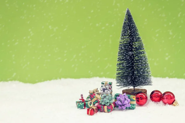 Miniaturní vánoční stromek s barevnými dárky — Stock fotografie