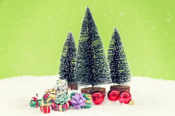 Miniatuur van kerstbomen met gekleurde geschenken — Stockfoto
