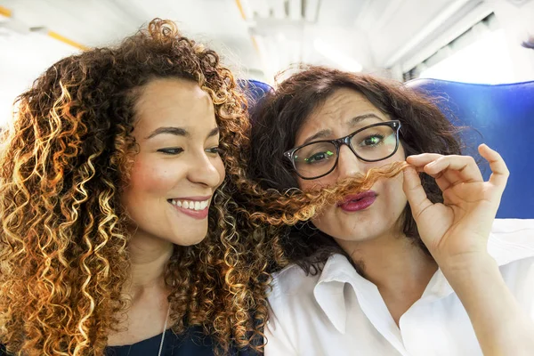 Coppia di belle giovani donne divertirsi con i capelli — Foto Stock