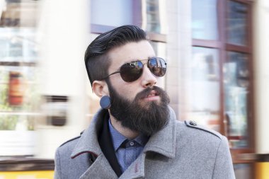 bir moda şehir çevresinde genç hipsters işadamı portresi
