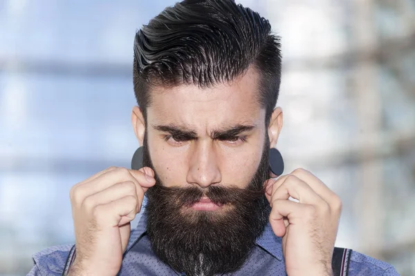 Portrait of young hipster in the heart of city — Stock Photo, Image