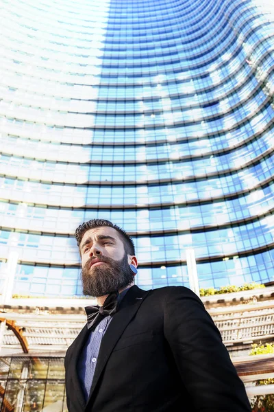 Jovem empresário em um arranha-céu de vidro — Fotografia de Stock