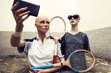 Aptallar çifti almak yetmişli yıllarda giymiş bir selfie Tenis giydirin
