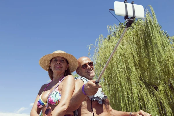 Pareja madura tomar una selfie con un teléfono inteligente — Foto de Stock