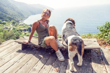 sevimli kız köpeğiyle oynuyor