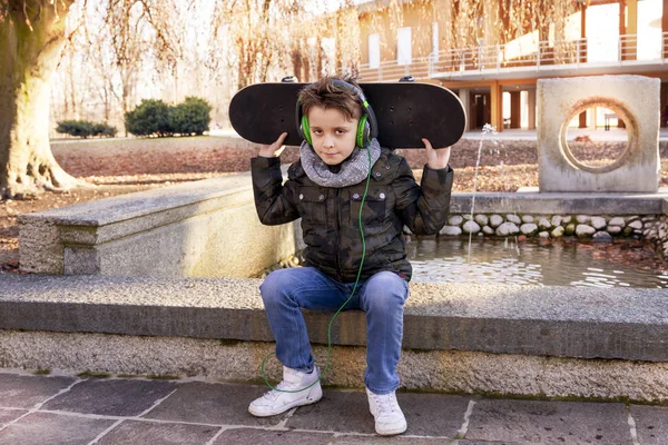 Zarif çocuk mermer bir bankta oturan rahatlatıcı — Stok fotoğraf