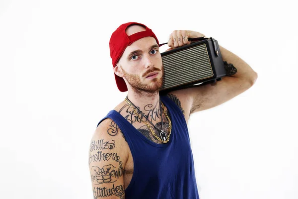 De pie tatuado cantante de rap posando en el estudio — Foto de Stock