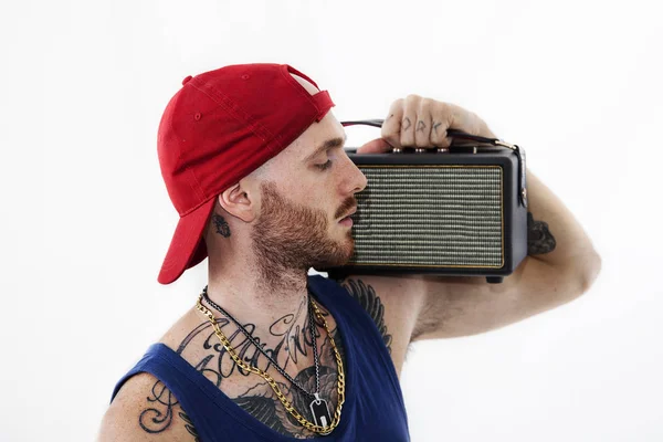 Стоя татуированный рэп-певец позирует в студии — стоковое фото
