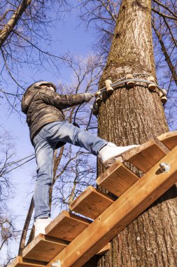 kablo yol geçen genç cesur çocuk