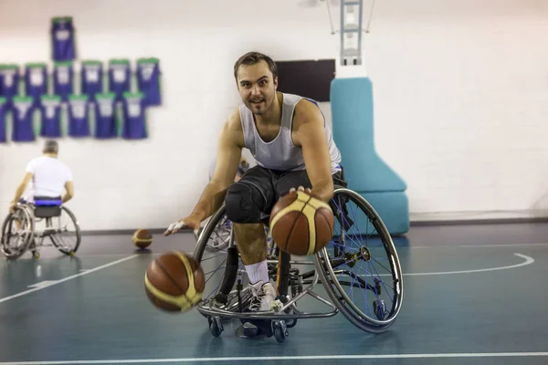 Hombres de deporte discapacitados en acción mientras juegan baloncesto indoor — Foto de Stock