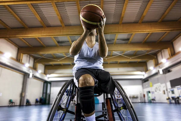 Hombres de deporte discapacitados en acción mientras juegan baloncesto indoor — Foto de Stock