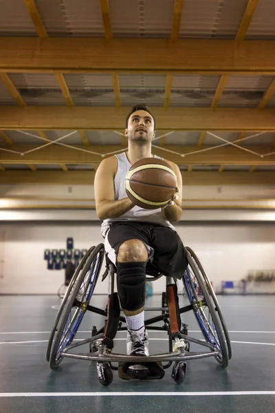Funktionshindrade idrottsmän i aktion när du spelar inomhus basket — Stockfoto