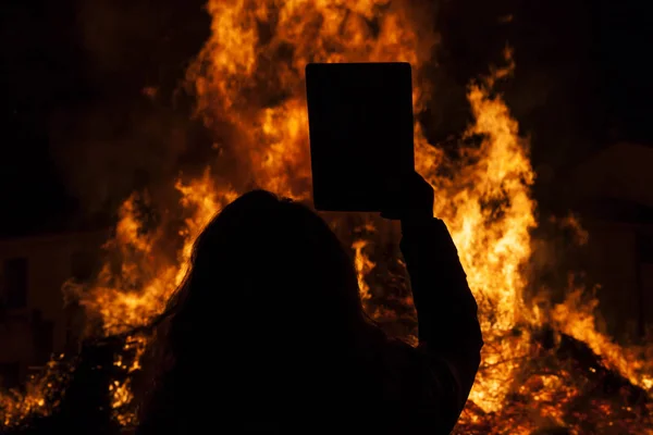 Attraente donna prende un selfie davanti a un grande fuoco — Foto Stock