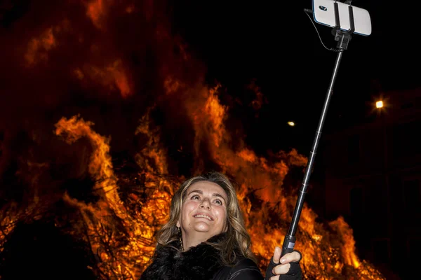 魅力的な女性は、大きな火の前に selfie — ストック写真