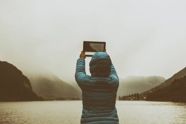 manzara fotoğraf çekimi sırasında genç kadın