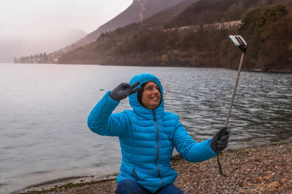 Joven mujer toma un selfie en la orilla — Foto de Stock