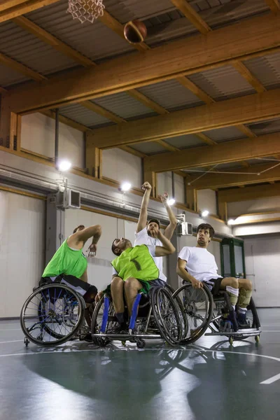 Sport handicapés hommes en action tout en jouant au basket-ball intérieur — Photo