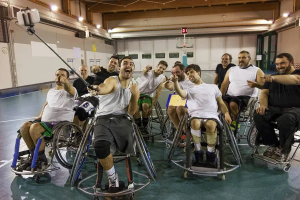 Groupe de joueurs de basket-ball handicapés souriants prendre un selfie — Photo