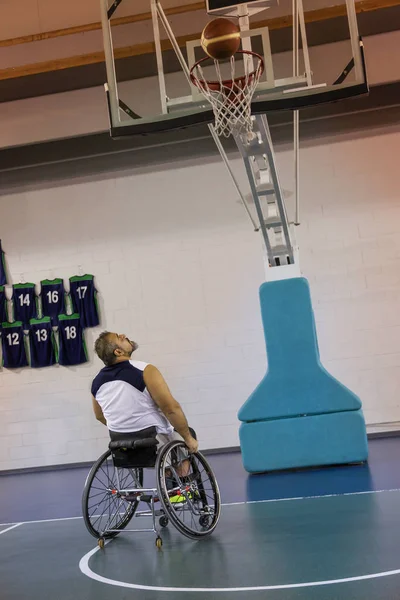 Funktionshindrade idrottsmän i aktion när du spelar inomhus basket — Stockfoto