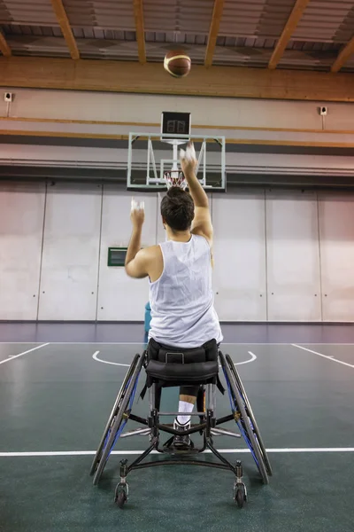 Hombres de deporte discapacitados en acción mientras juegan baloncesto indoor —  Fotos de Stock