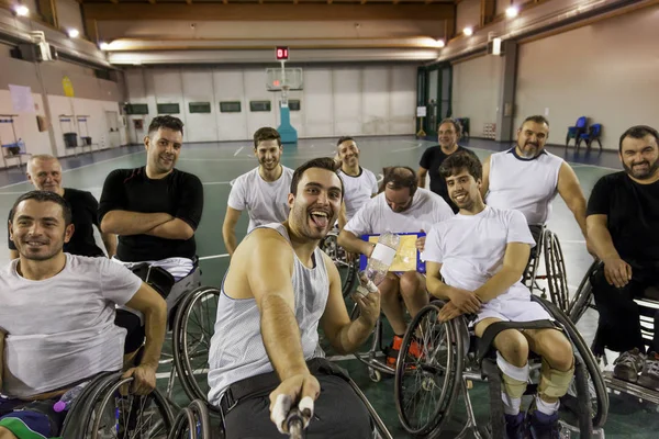 Groupe de joueurs de basket-ball handicapés souriants prendre un selfie — Photo