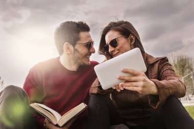 güzel bir çift erkek çayır üzerinde oturan rahatlatıcı