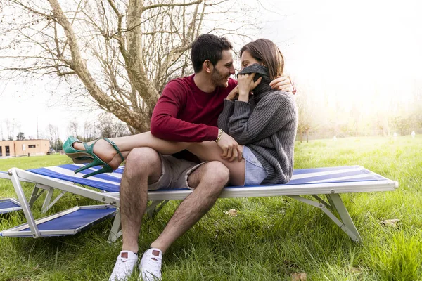 Ωραίο ζευγάρι φίλους, ξεκούραση και αγκαλιάζει συνεδρίαση — Φωτογραφία Αρχείου