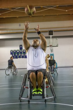 Erkekler basketbol oynarken eylem engelliler spor