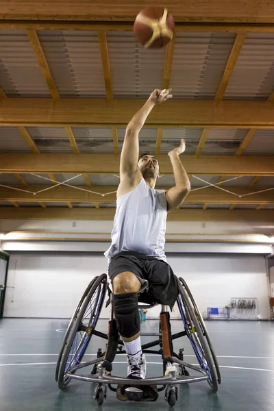 Hombres de deporte discapacitados en acción mientras juegan baloncesto —  Fotos de Stock