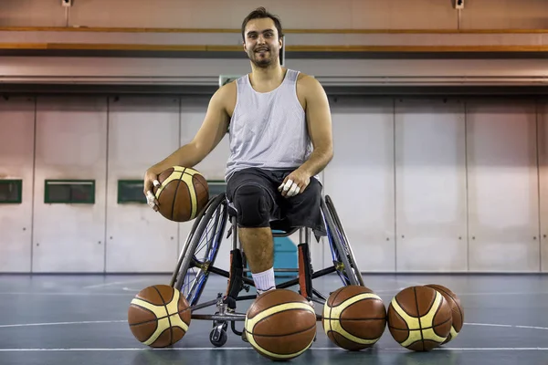 Gehandicapten sport mannen ontspanning tijdens het spelen van basketbal — Stockfoto