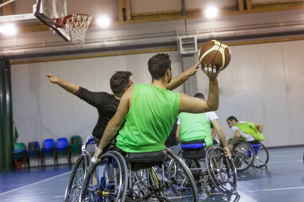 Hombres de deporte discapacitados en acción mientras juegan baloncesto indoor — Foto de Stock