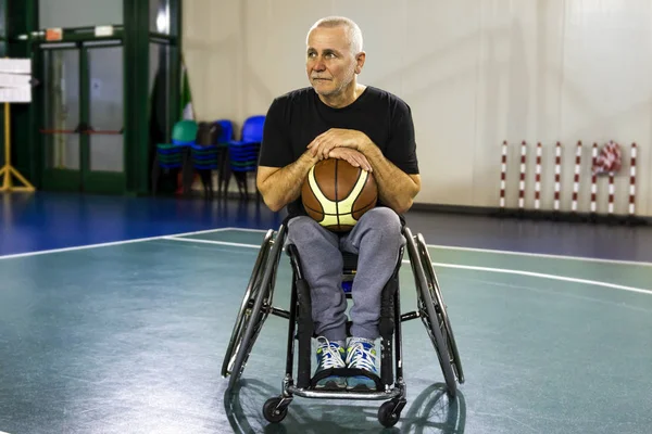 Sport handicapés hommes détente tout en jouant au basket — Photo