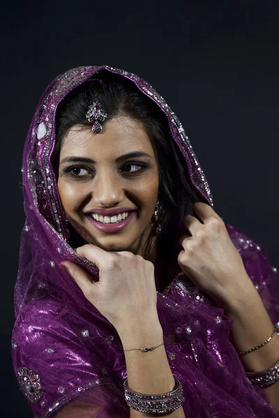Portret van lachende mooi Indiase meisje — Stockfoto