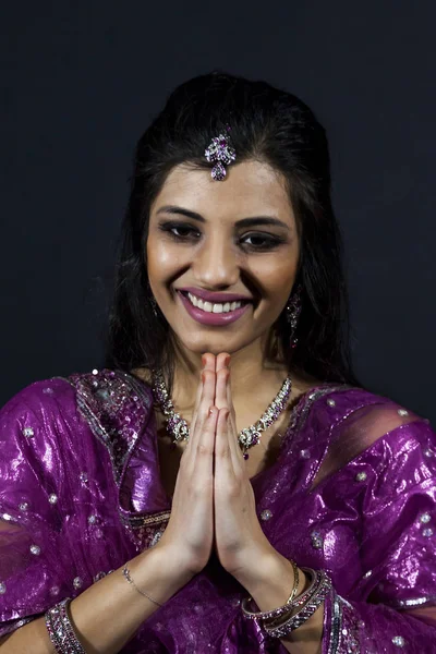 微笑美丽的印度女孩的肖像 — 图库照片