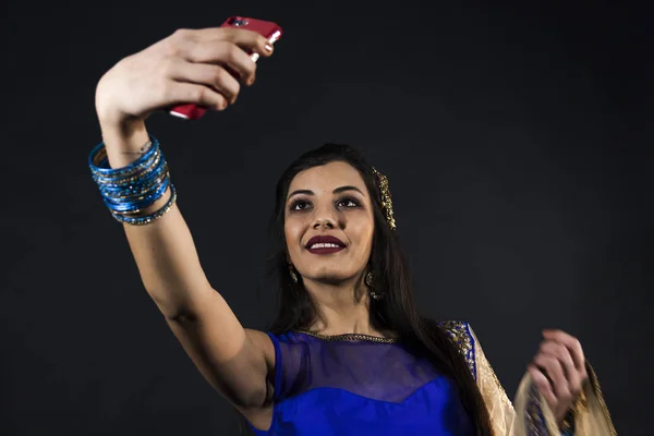 Leende vacker indisk flicka tar en selfie — Stockfoto