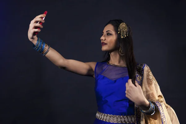 Gülümseyen güzel Hintli kız bir selfie alır — Stok fotoğraf