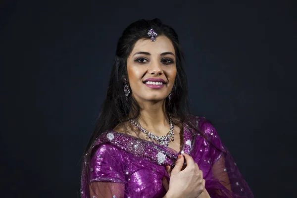 Retrato de una hermosa chica india sonriente —  Fotos de Stock