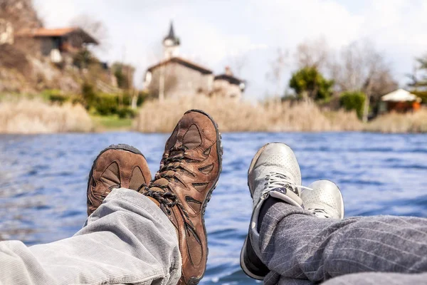 Zbliżenie stóp w turystyka buty z przodu jeziora — Zdjęcie stockowe