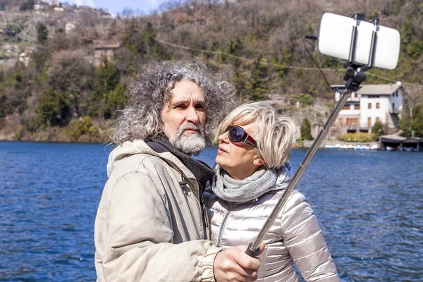 Hermosa pareja madura toma un selfie en el muelle — Foto de Stock