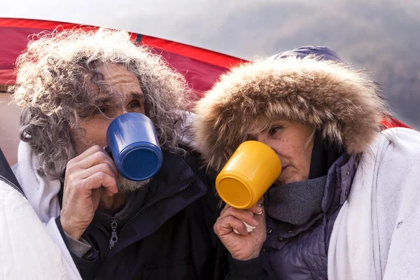 Belo casal maduro relaxante e beber café quente — Fotografia de Stock