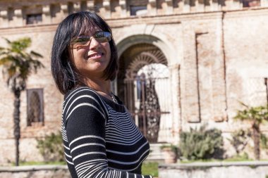 bir Ortaçağ Kalesi önünde güzel bir kadın portresi