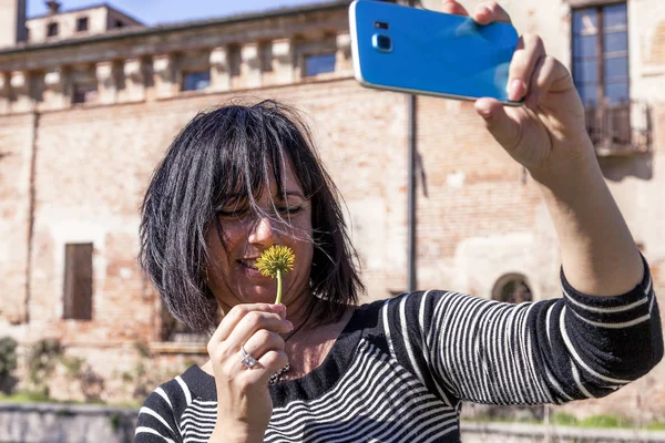 Hübsche Frau macht ein Selfie vor einer mittelalterlichen Burg — Stockfoto