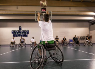 Erkekler basketbol oynarken eylem engelliler spor