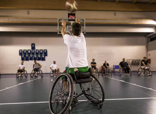 Homens esporte deficientes em ação enquanto joga basquete — Fotografia de Stock