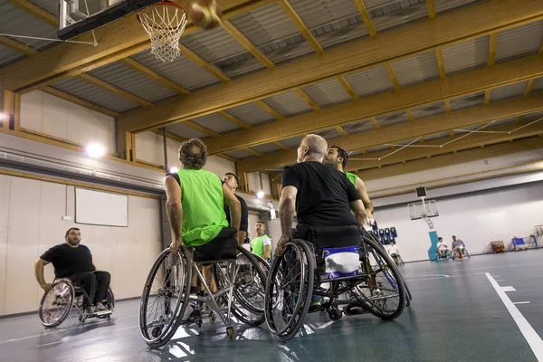 Hombres de deporte discapacitados en acción mientras juegan baloncesto — Foto de Stock