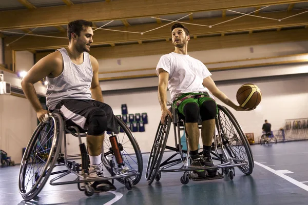 Hombres de deporte discapacitados en acción mientras juegan baloncesto — Foto de Stock