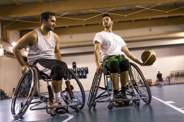 Hommes handicapés de sport en action tout en jouant au basket — Photo